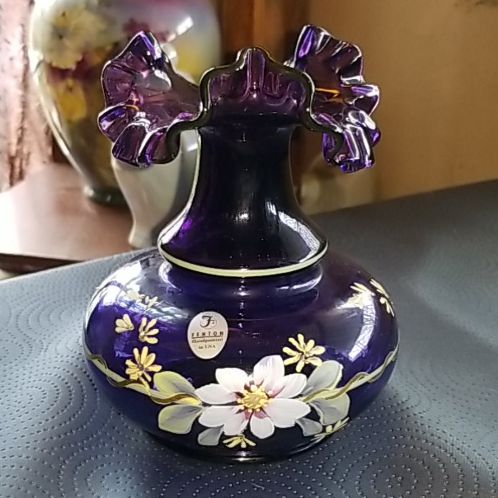BEAUTIFUL FENTON VASE